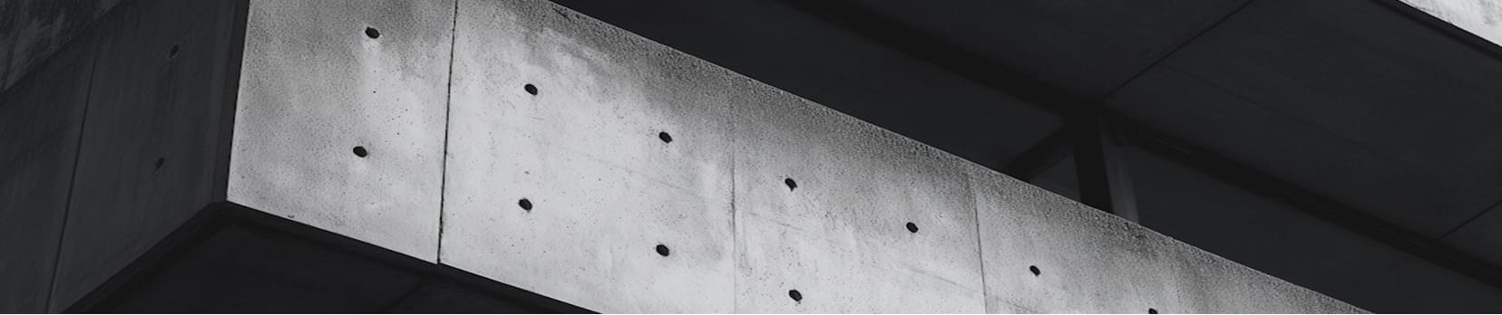 Pared de un edificio con tonos oscuros