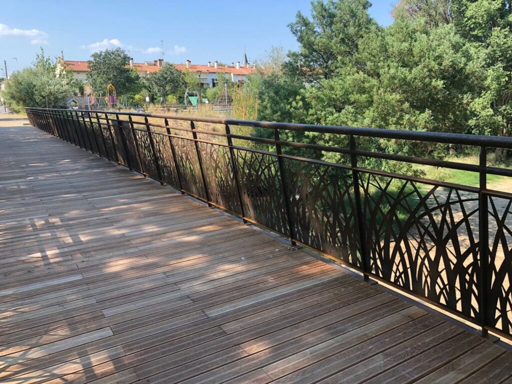 Pasarela sobre el río la Basse visto sobre él