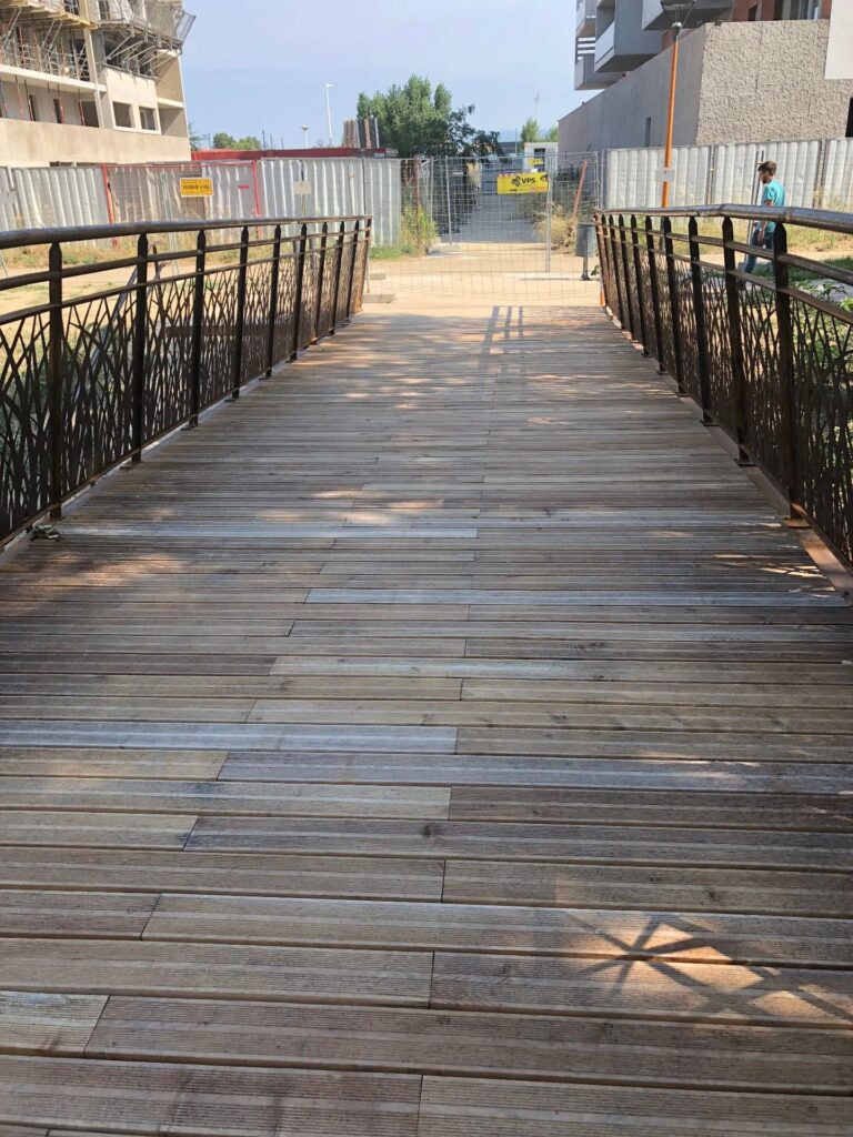 Pasarela sobre el río la Basse visto sobre él