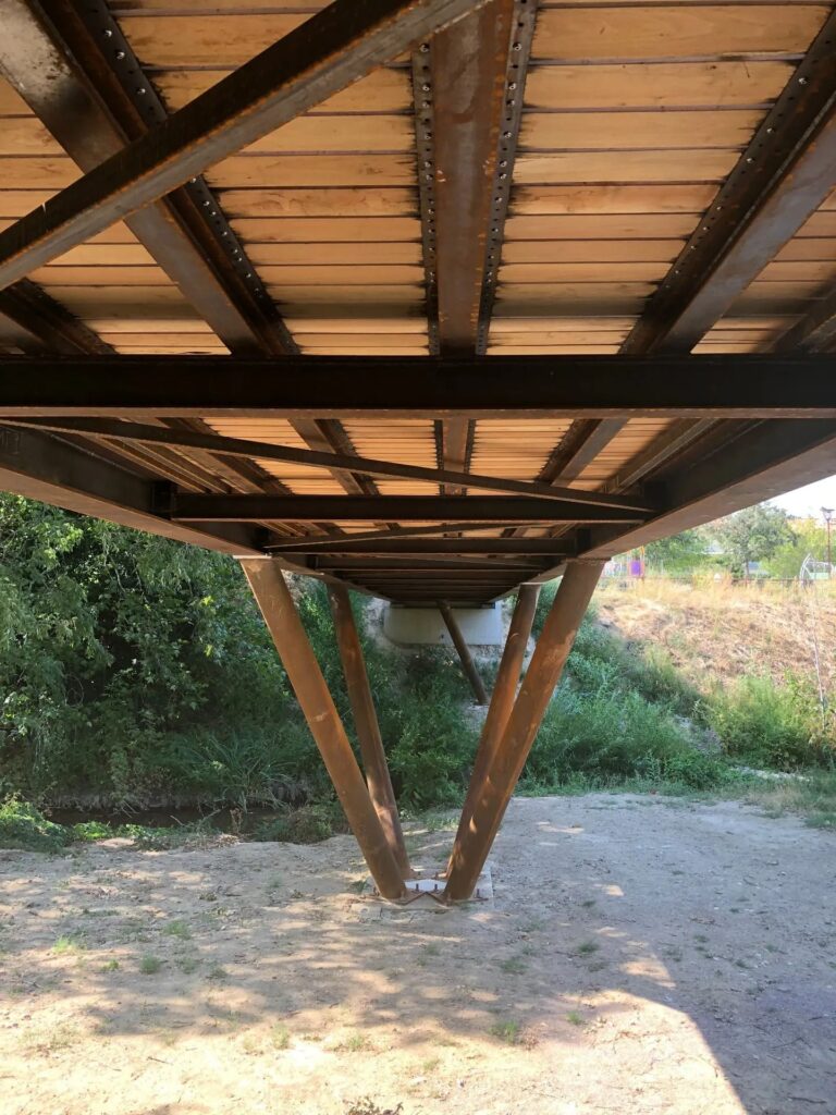 Pasarela sobre el río la Basse visto debajo de él