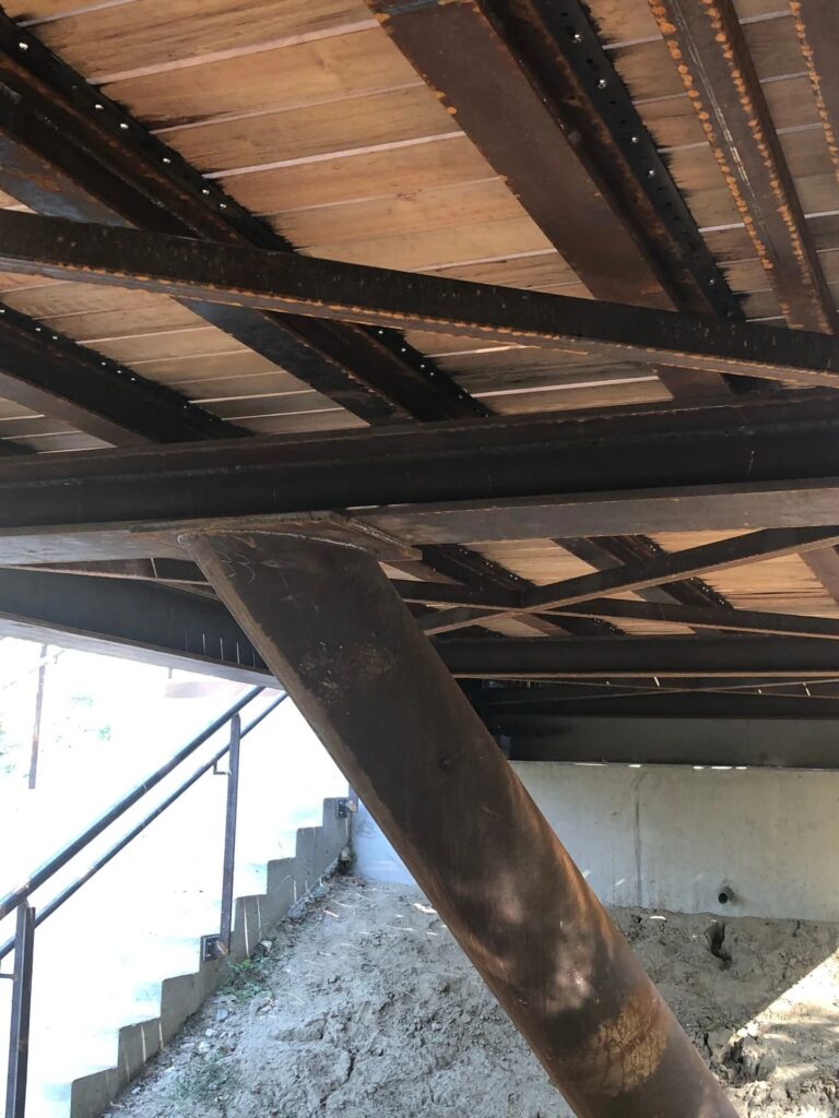 Pasarela sobre el río la Basse visto debajo de él