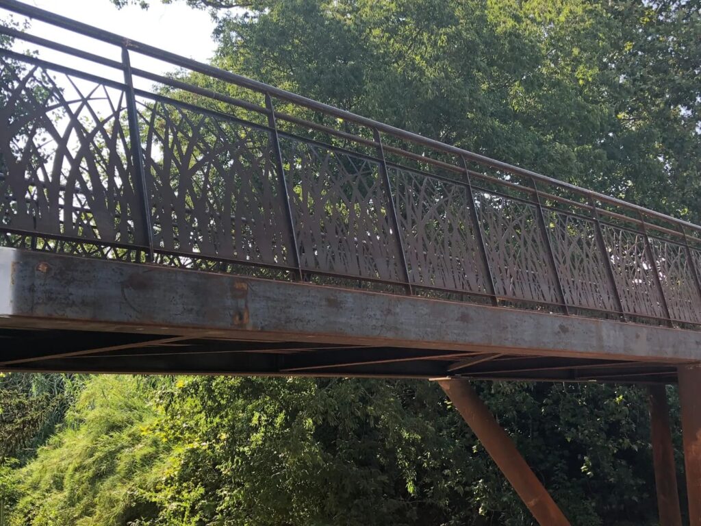 Pasarela sobre el río la Basse visto debajo/lateral de él