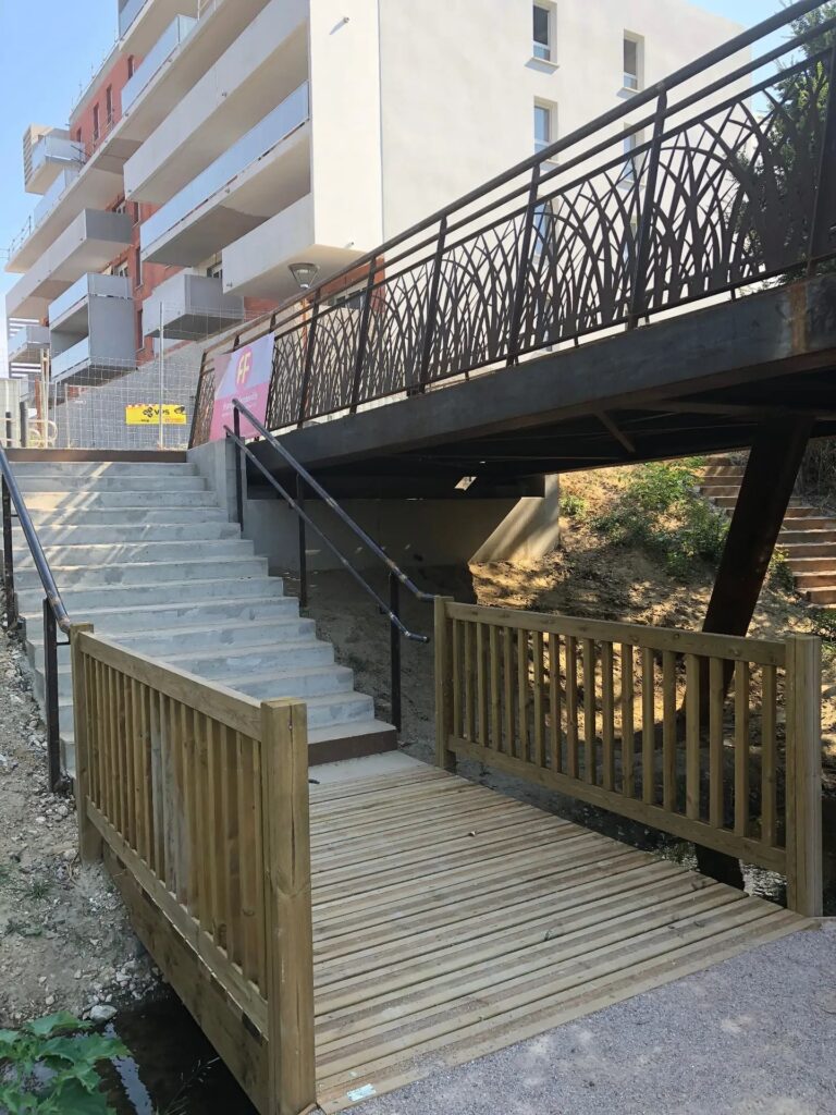 Pasarela sobre el río la Basse visto desde abajo